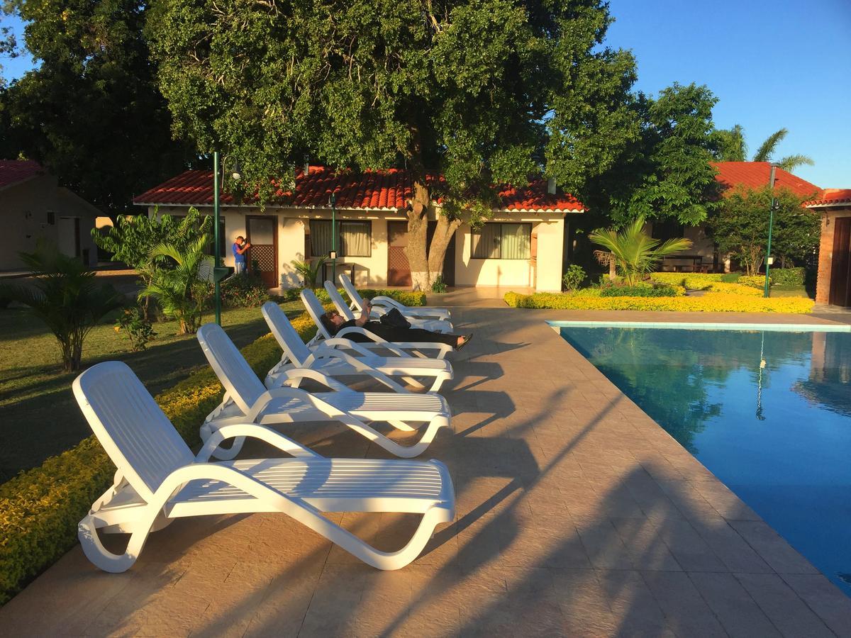 Los Jazmines Hotel Resort Warnes Eksteriør bilde