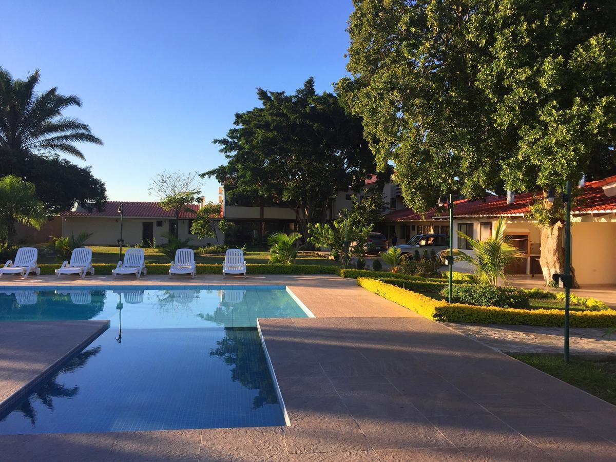 Los Jazmines Hotel Resort Warnes Eksteriør bilde