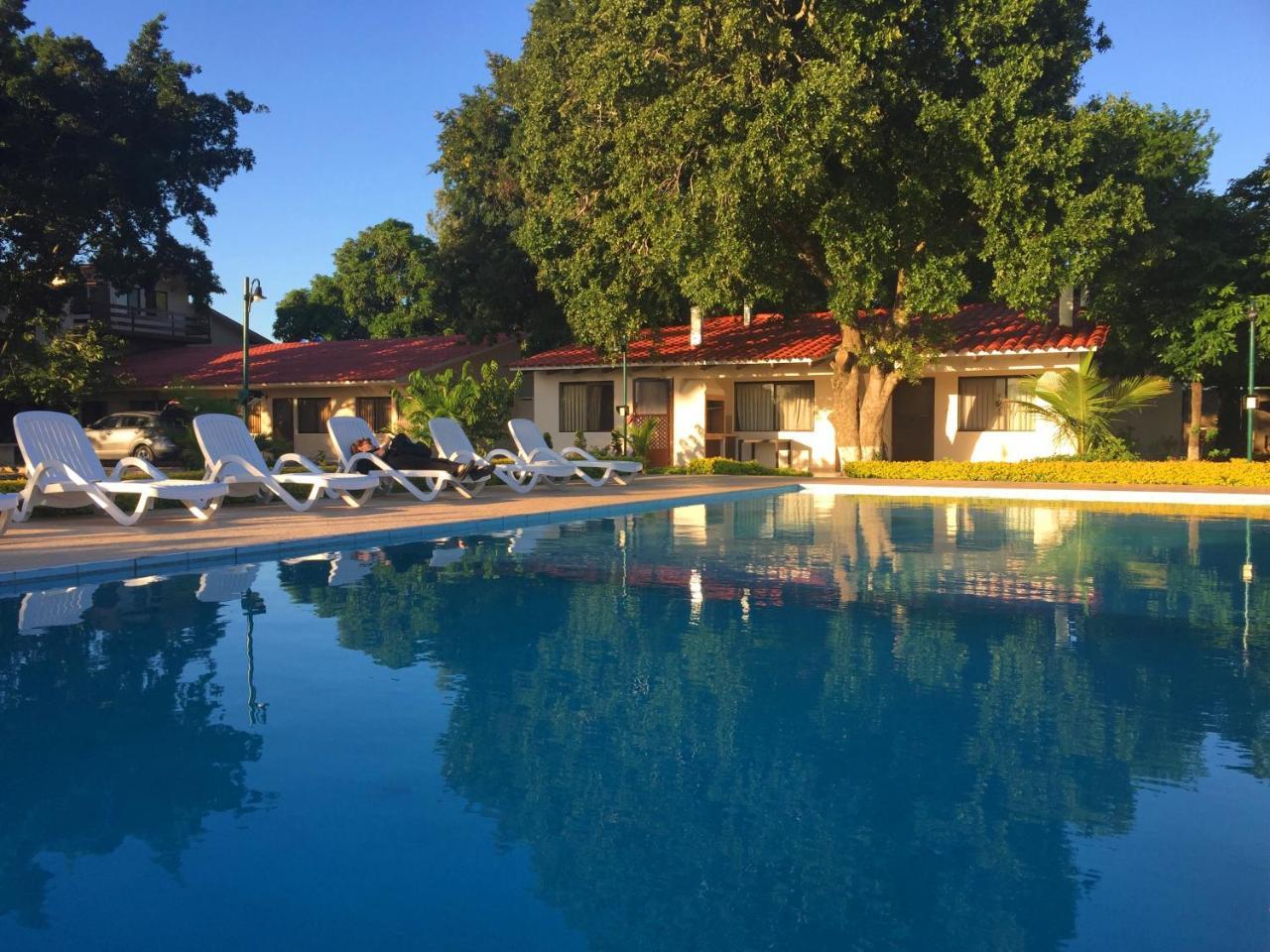 Los Jazmines Hotel Resort Warnes Eksteriør bilde